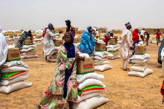 Matutdelning i västra Niger.